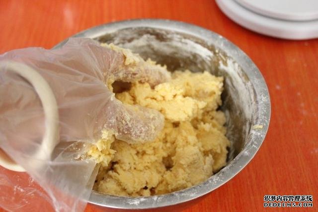 蜜豆酥，濃濃的奶香，軟軟的口感，甜蜜蜜的味道