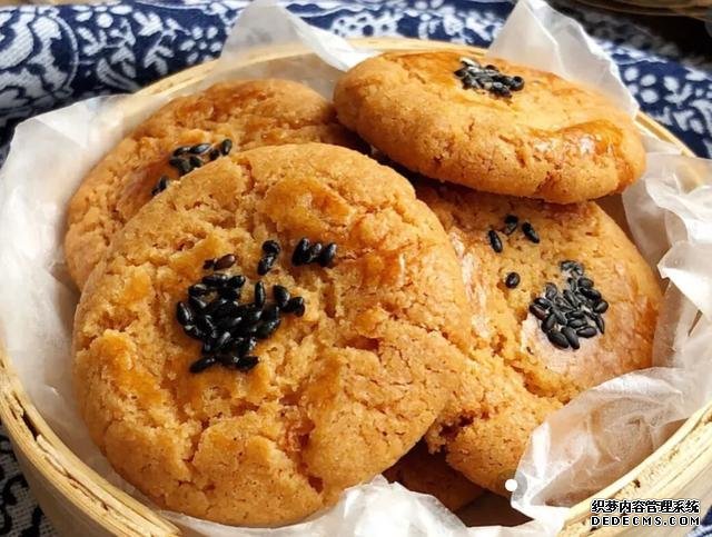 酥得掉渣的核桃酥，香味十足，在家也能做了