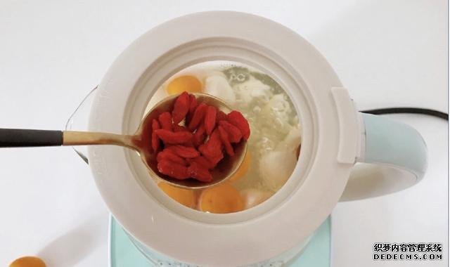 金桔雪梨冰糖水，簡單易做，清甜又好喝