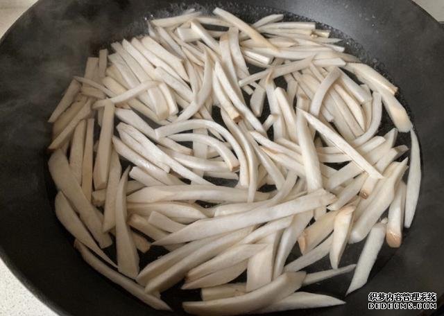 蠔油杏鮑菇，鮮嫩多汁，做法快手簡單，好吃到停不下來