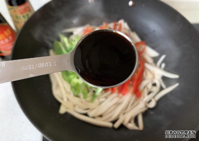 蠔油杏鮑菇，鮮嫩多汁，做法快手簡單，好吃到停不下來