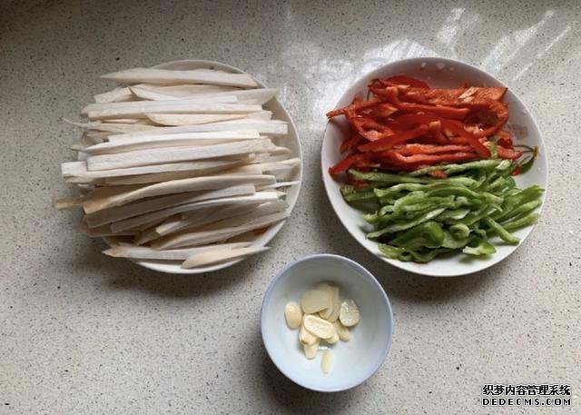 蠔油杏鮑菇，鮮嫩多汁，做法快手簡單，好吃到停不下來