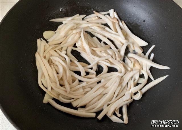 蠔油杏鮑菇，鮮嫩多汁，做法快手簡單，好吃到停不下來