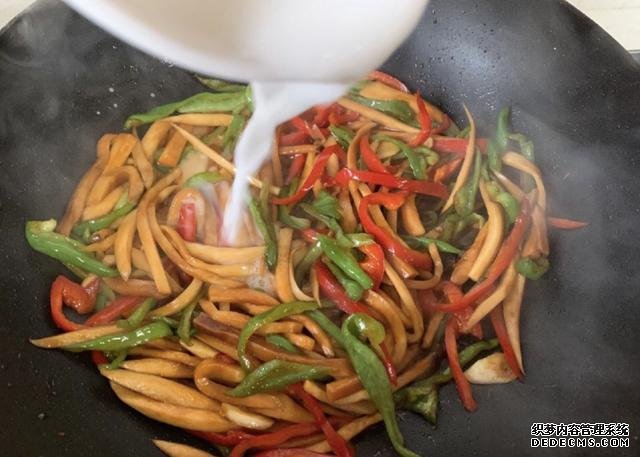 蠔油杏鮑菇，鮮嫩多汁，做法快手簡單，好吃到停不下來