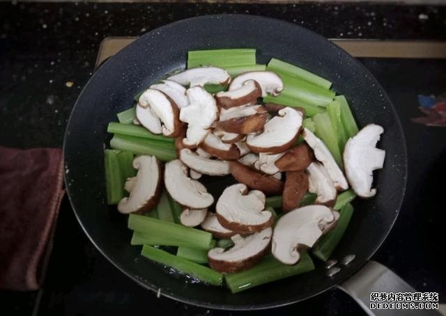 香菇芹菜炒豆干，低脂又營養(yǎng)，做法簡單快手10分鐘上桌