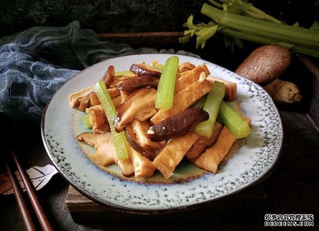 香菇芹菜炒豆干，低脂又營養(yǎng)，做法簡單快手10分鐘上桌