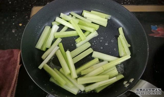香菇芹菜炒豆干，低脂又營養(yǎng)，做法簡單快手10分鐘上桌