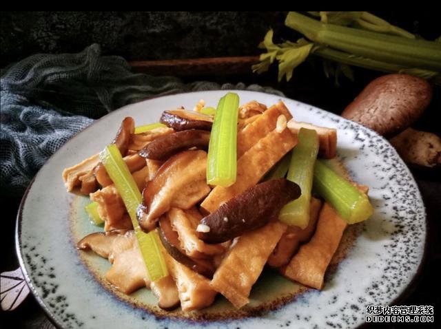 香菇芹菜炒豆干，低脂又營養(yǎng)，做法簡單快手10分鐘上桌