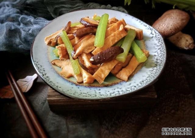 香菇芹菜炒豆干，低脂又營養(yǎng)，做法簡單快手10分鐘上桌