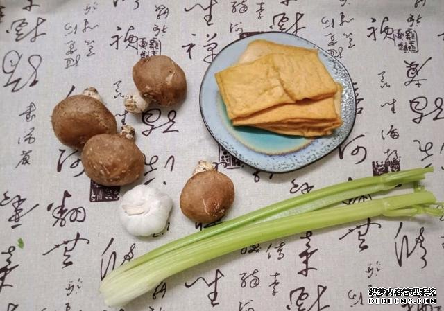 香菇芹菜炒豆干，低脂又營養(yǎng)，做法簡單快手10分鐘上桌