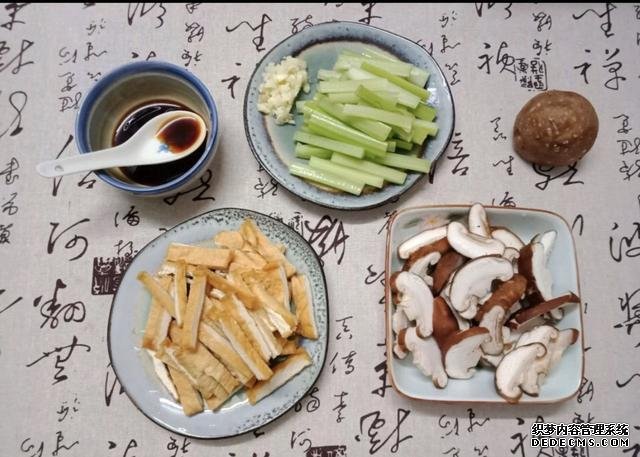 香菇芹菜炒豆干，低脂又營養(yǎng)，做法簡單快手10分鐘上桌