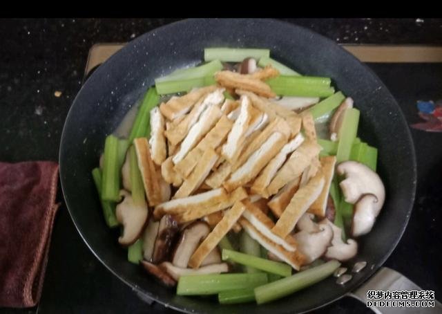 香菇芹菜炒豆干，低脂又營養(yǎng)，做法簡單快手10分鐘上桌