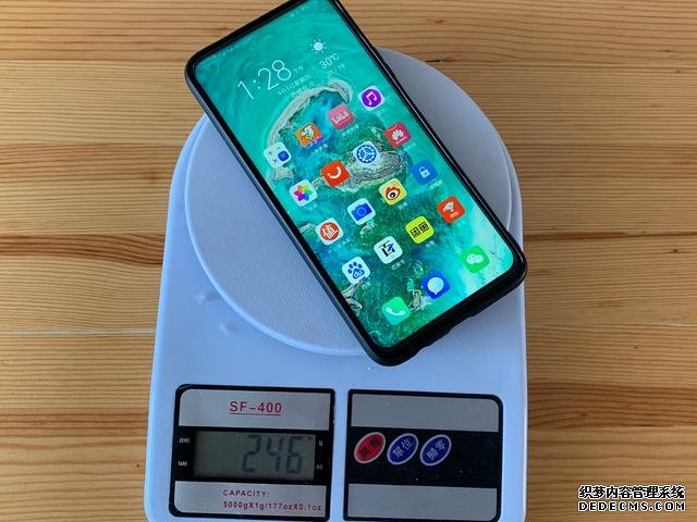 真全面屏、6400四攝、麒麟810，這四部千元機，一部比一部香
