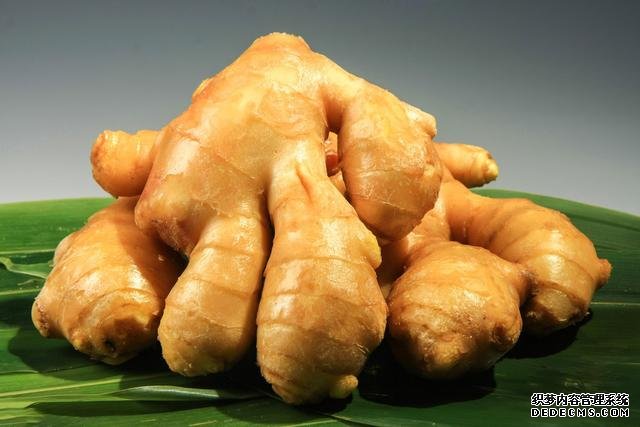 遇到這種生姜千萬(wàn)不要買(mǎi)，外表看似光滑無(wú)泥土，實(shí)則有毒無(wú)姜味