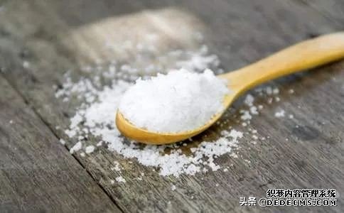 高血壓到底是低鹽還是低鈉，千萬別弄錯(cuò)了，醫(yī)生告訴你真相